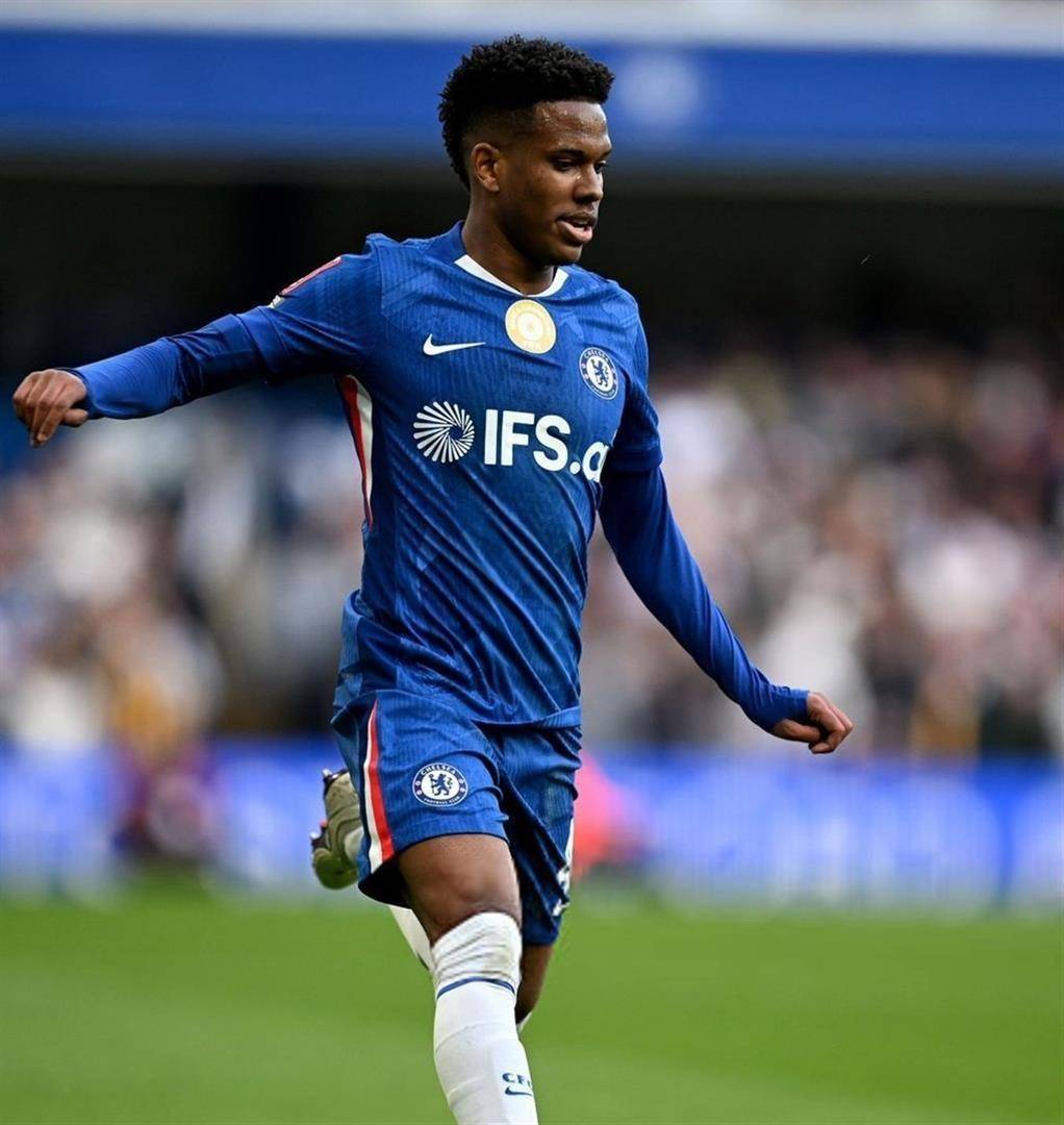 关于詹姆斯在利物浦比赛中悬念迭起巴黎圣日耳曼围绕足总杯再遭质疑，今晚广东宏远调整名单以备NBA总决赛看傻球迷的信息