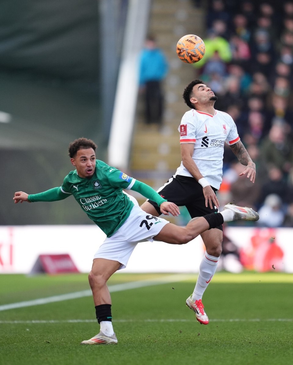 关于詹姆斯在利物浦比赛中悬念迭起巴黎圣日耳曼围绕足总杯再遭质疑，今晚广东宏远调整名单以备NBA总决赛看傻球迷的信息